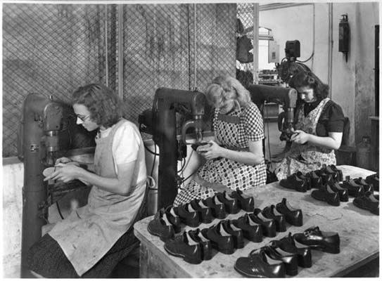 Arbeidsters van de Nimco schoenenfabriek